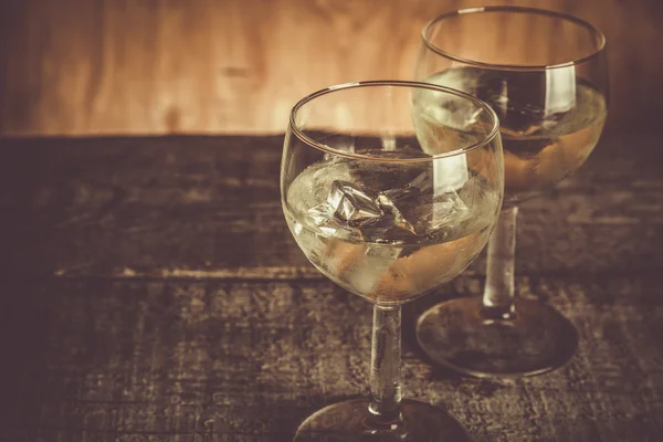 Glas med vitt vin på rustika trä bakgrund — Stockfoto