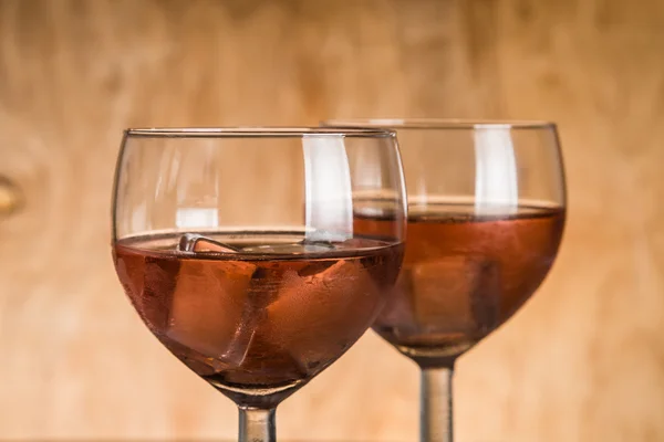 Glas med rosévin på rustika trä bakgrund — Stockfoto