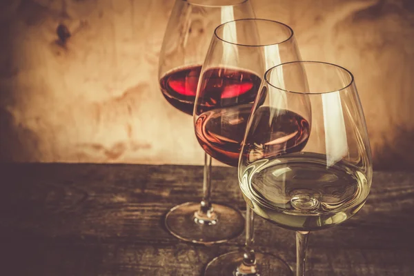 Çeşitli şarapları tatmak için — Stok fotoğraf