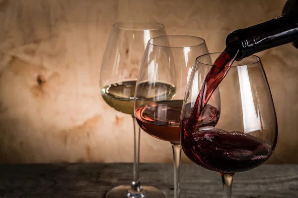 Çeşitli şarapları tatmak için — Stok fotoğraf
