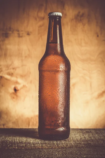 Piwo w butelce krople lodu — Zdjęcie stockowe