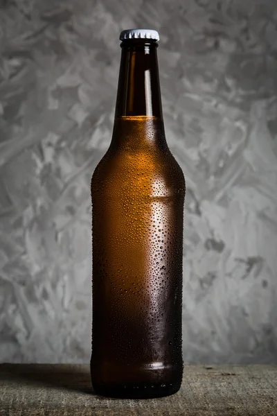 Cerveja em garrafa com gotas de gelo — Fotografia de Stock