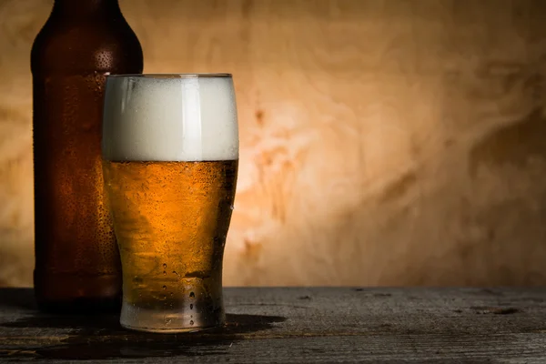 Birra in bottiglia e vetro con gocce di ghiaccio — Foto Stock