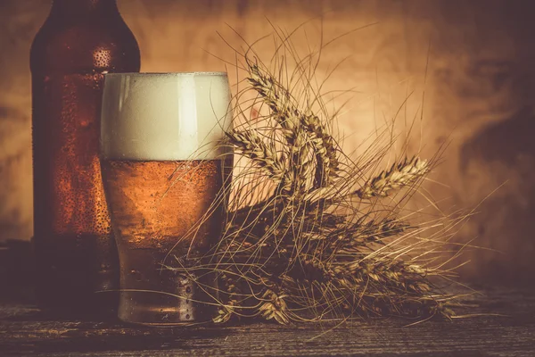 Bier in de fles en glas met ijs druppels — Stockfoto