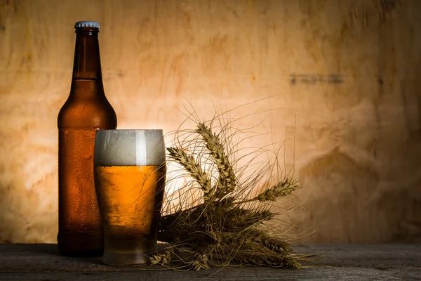 Cerveja em garrafa e vidro com gotas de gelo — Fotografia de Stock