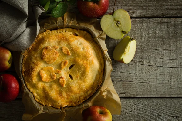 Almás pite a rusztikus fa háttér — Stock Fotó