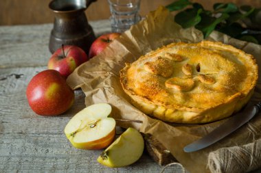 Rustik ahşap zemin üzerine elmalı turta