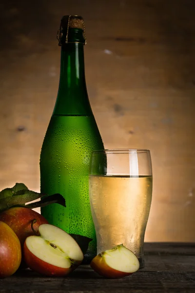 Sidra de manzana en botella de vidrio con gotas de agua — Foto de Stock