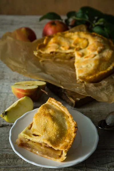 Яблочный пирог на деревенском фоне — стоковое фото