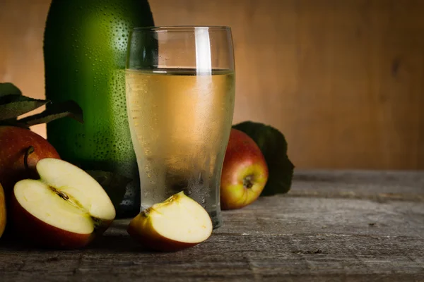 Sidra de manzana en botella de vidrio con gotas de agua —  Fotos de Stock