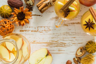 elma ve tarçın elma suyu