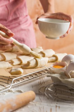 Rustik ahşap arka plan üzerinde kruvasan yapma Baker