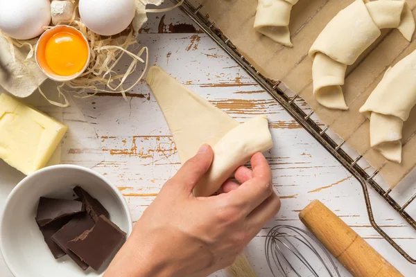 Rustik ahşap arka plan üzerinde kruvasan yapma Baker — Stok fotoğraf