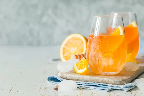 斯皮茨 aperol 鸡尾酒在眼镜 — 图库照片