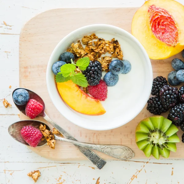 Frühstück mit frischem Obst und Beeren — Stockfoto