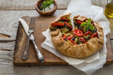 Ratatouille Galette'ye pasta rustik arka plan üzerinde