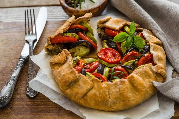 Tarte galette Ratatouille sur fond rustique — Photo