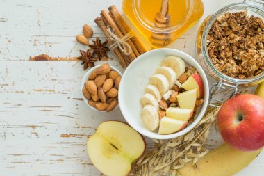 Muz elma ve badem ile sonbahar granola