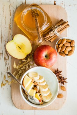 Muz elma ve badem ile sonbahar granola