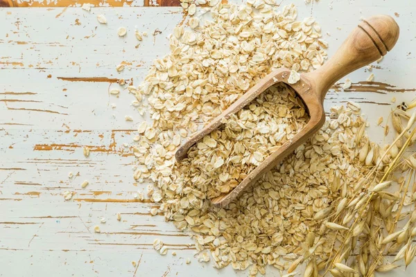 Harina de avena sobre fondo de madera rústica — Foto de Stock