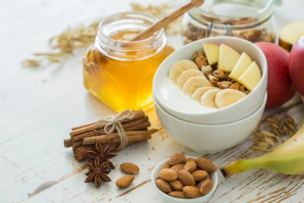 Granola de otoño con manzanas de plátano y almendras — Foto de Stock