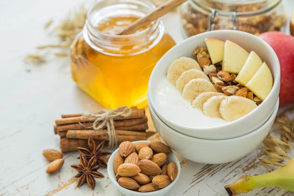 Granola de otoño con manzanas de plátano y almendras — Foto de Stock