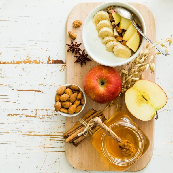 Muz elma ve badem ile sonbahar granola — Stok fotoğraf