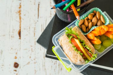 Kitaplar ve kalem kara tahta önünde okul öğle yemeği kutusu