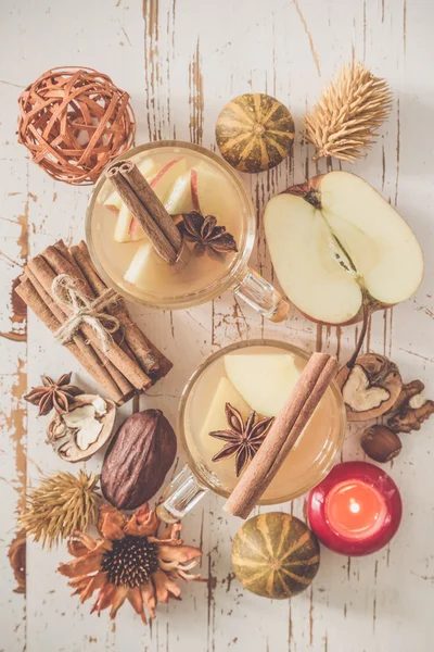 Apfel- und Zimt-Apfelmost — Stockfoto