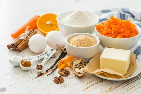 Zutaten für das Backen von Karottenkuchen — Stockfoto