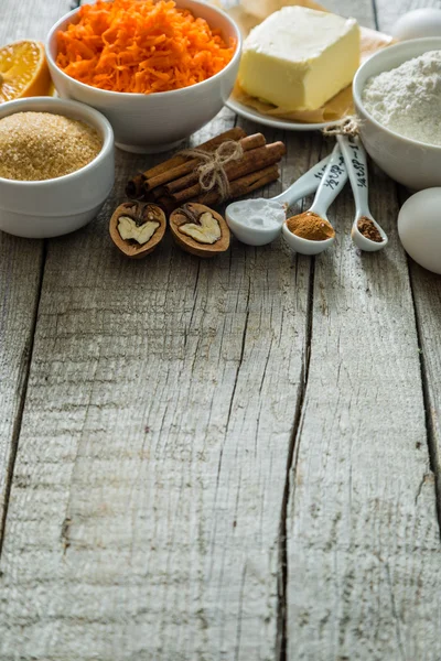 Ingredienser för bakning morotskaka — Stockfoto