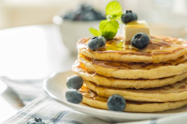 Kahvaltı - yaban mersini ile pancakes