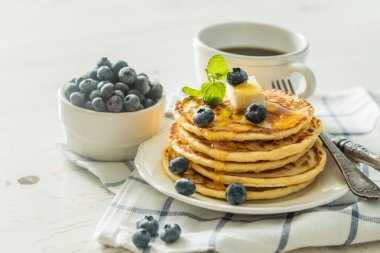 Kahvaltı - yaban mersini ile pancakes