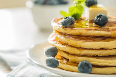 Kahvaltı - yaban mersini ile pancakes