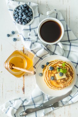 Kahvaltı - yaban mersini ile pancakes