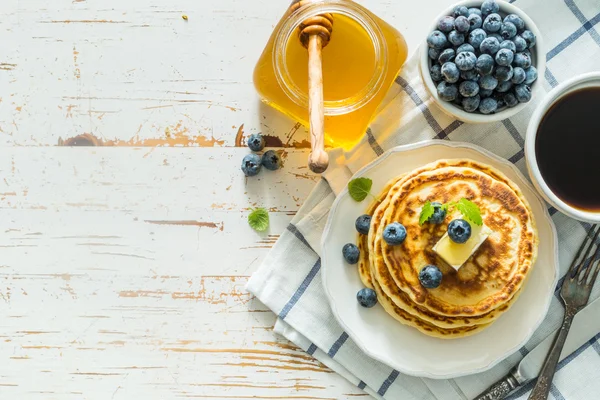 Завтрак - блины с черникой — стоковое фото
