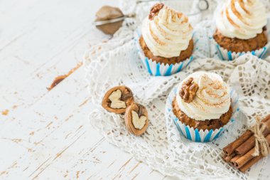 Tereyağı krema buzlanma ile havuç kek cupcakes