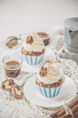Tereyağı krema buzlanma ile havuç kek cupcakes