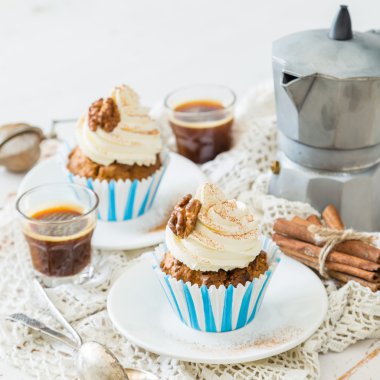 Tereyağı krema buzlanma ile havuç kek cupcakes