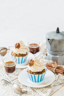 Tereyağı krema buzlanma ile havuç kek cupcakes