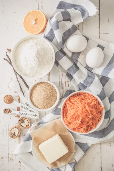 Zutaten für das Backen von Karottenkuchen — Stockfoto