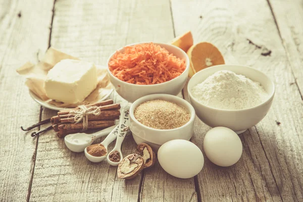 Zutaten für das Backen von Karottenkuchen — Stockfoto