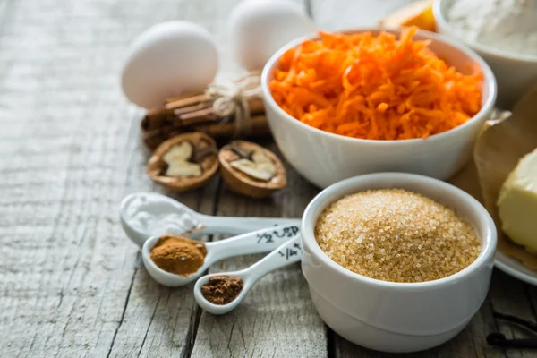 Zutaten für das Backen von Karottenkuchen — Stockfoto