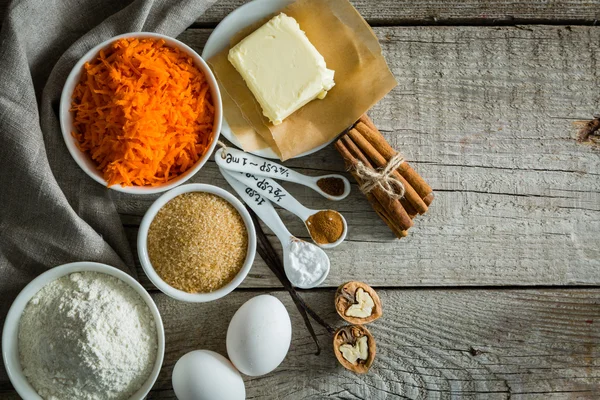 Zutaten für das Backen von Karottenkuchen — Stockfoto