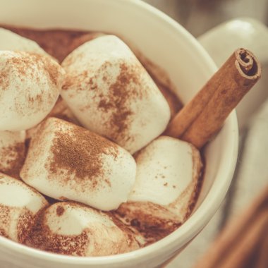 Sıcak çikolata hatmi ve tarçın ile