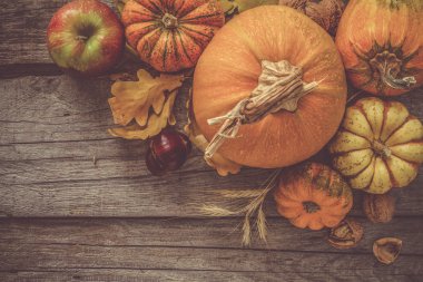 Şükran günü süsleri rustik arka plan üzerinde