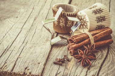 Noel baharat rustik ahşap arka plan üzerinde seçim