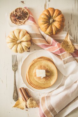 Tereyağı ve bal ile beyaz tabakta kabak krep