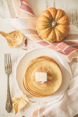 Tereyağı ve bal ile beyaz tabakta kabak krep