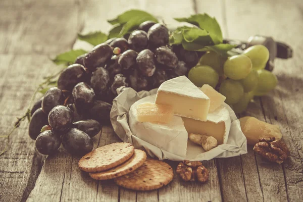 Előétel - sajt, bor, szőlő, dió — Stock Fotó
